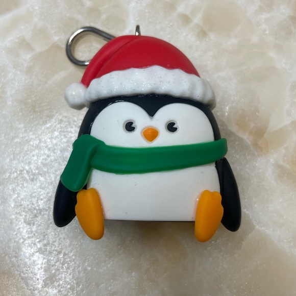 Bath & Body Works Penguin Hand Sanitizer Holder Christmas Holiday metal clip - Picture 1 of 2